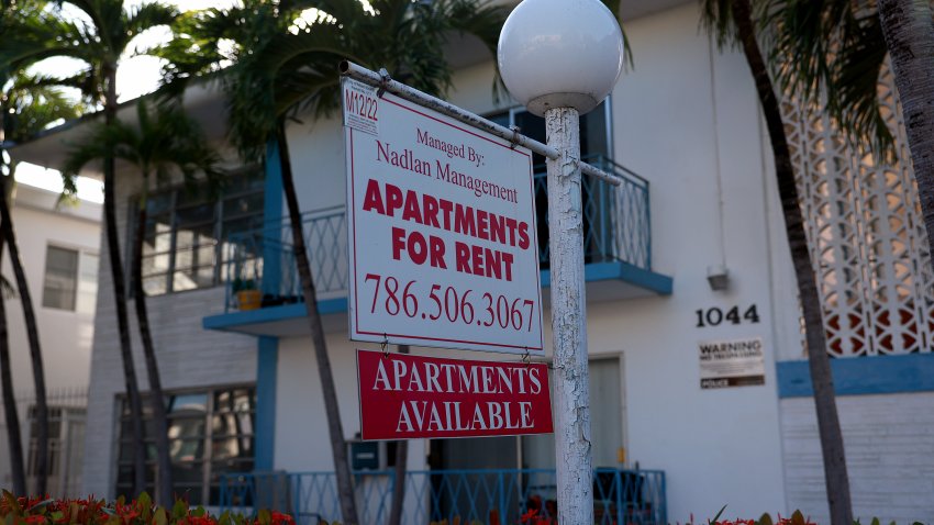 MIAMI BEACH, FLORIDA – DECEMBER 06: An ‘Apartments for Rent’ sign hangs in front of a building on December 06, 2022 in Miami Beach, Florida.  Reports indicate that apartment rents across the country dropped in November by the most in at least five years.  National index of rents fell by 1%, the third straight month-over-month decline. (Photo by Joe Raedle/Getty Images)